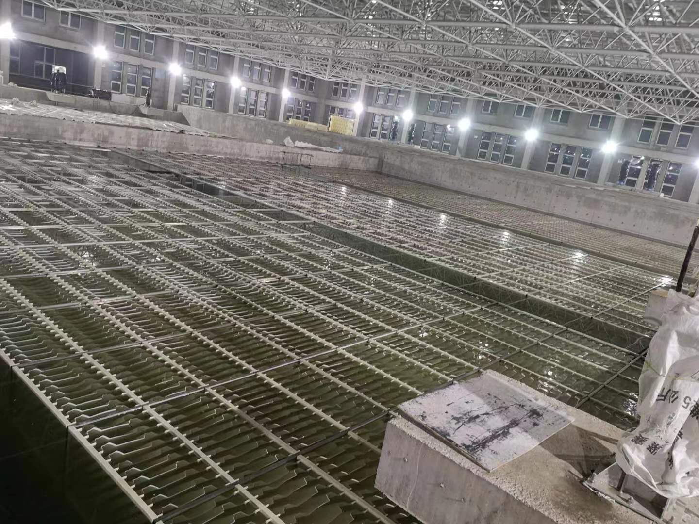 侧向流牵拉式斜板