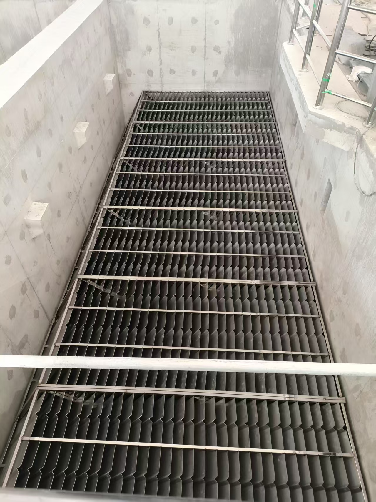 侧向流牵拉式斜板